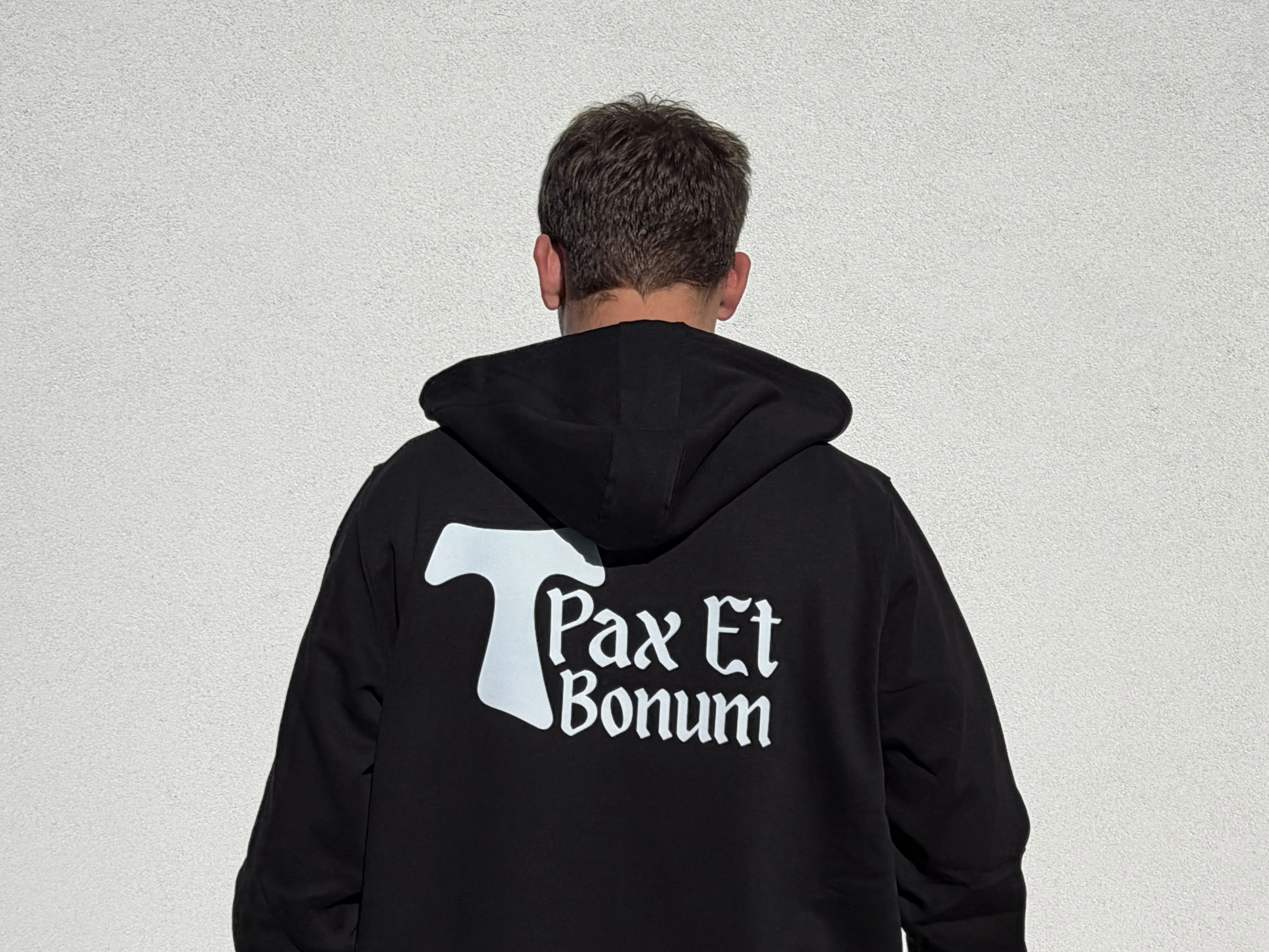 Czarna bluza z personalizowanym nadrukiem DTF
