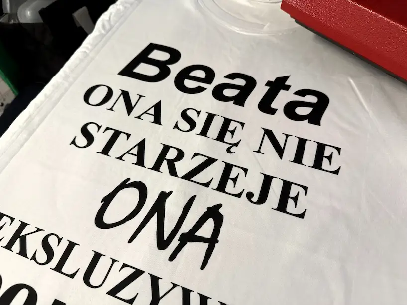 odziez-z-nadrukiem-na-prezent